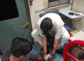 चलती ट्रेन में सवार होने का प्रयास कर रहे यात्री को ट्रेन मैनेजर ने बचाया