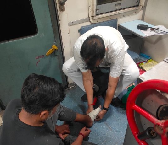 चलती ट्रेन में सवार होने का प्रयास कर रहे यात्री को ट्रेन मैनेजर ने बचाया