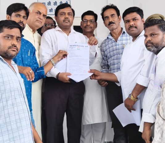कांग्रेसियों ने शिक्षा मंत्री धर्मेंद्र प्रधान के इस्तीफे की मांग को लेकर दिया ज्ञापन