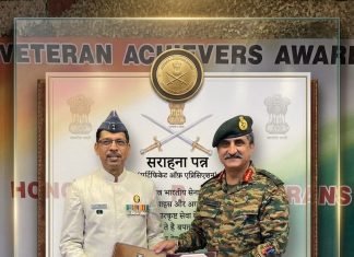 झांसी के वायु सेना के पूर्व ग्रुप कैप्टन मनोज श्रीवास्तव को दक्षिणी कमान का प्रतिष्ठित प्रशंसा-पत्र