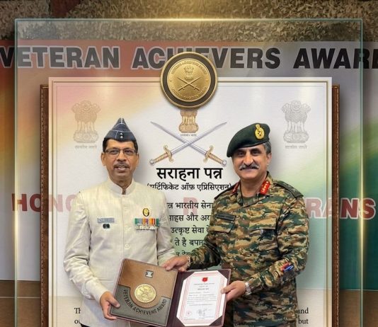 झांसी के वायु सेना के पूर्व ग्रुप कैप्टन मनोज श्रीवास्तव को दक्षिणी कमान का प्रतिष्ठित प्रशंसा-पत्र