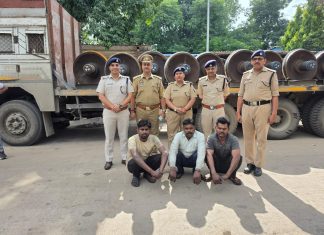 गज़ब : रेलवे वर्कशॉप की सुरक्षा में सेंध लगा दो ट्रकों में तीन टन स्क्रैप उड़ा ले गए चालक