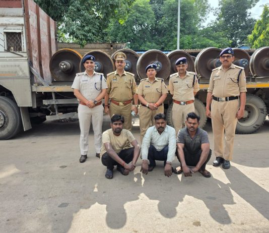 गज़ब : रेलवे वर्कशॉप की सुरक्षा में सेंध लगा दो ट्रकों में तीन टन स्क्रैप उड़ा ले गए चालक