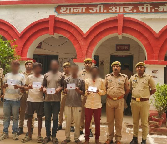 यात्रियों से चुराये गये 5 एन्ड्रॉयड मोबाइल फोन सहित 5 गिरफ्तार