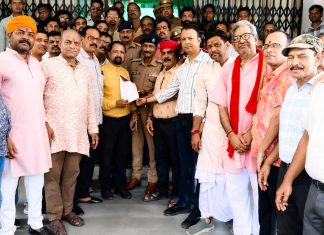 व्यापारी नेता राजेश बिरथरे पर हमलावरों की गिरफ्तारी न होने पर आक्रोशित व्यापारियों ने प्रदर्शन कर दिया ज्ञापन