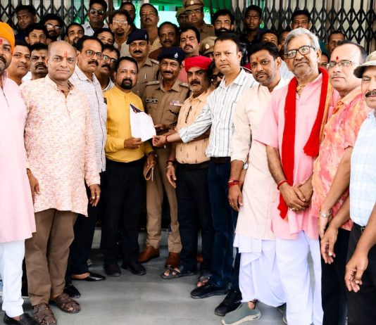 व्यापारी नेता राजेश बिरथरे पर हमलावरों की गिरफ्तारी न होने पर आक्रोशित व्यापारियों ने प्रदर्शन कर दिया ज्ञापन