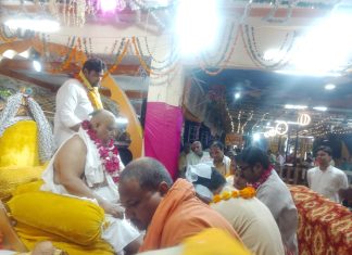 कुंजबिहारी मंदिर में भव्य व दिव्य फूल बंगला सजा, पूजे गये गुरु चरन