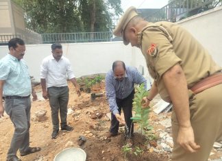 निर्माणाधीन जीआरपी थाने में एसपी विपुल कुमार श्रीवास्तव द्वारा पौधारोपण, पर्यावरण संरक्षण का दिया संदेश