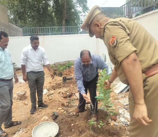 निर्माणाधीन जीआरपी थाने में एसपी विपुल कुमार श्रीवास्तव द्वारा पौधारोपण, पर्यावरण संरक्षण का दिया संदेश