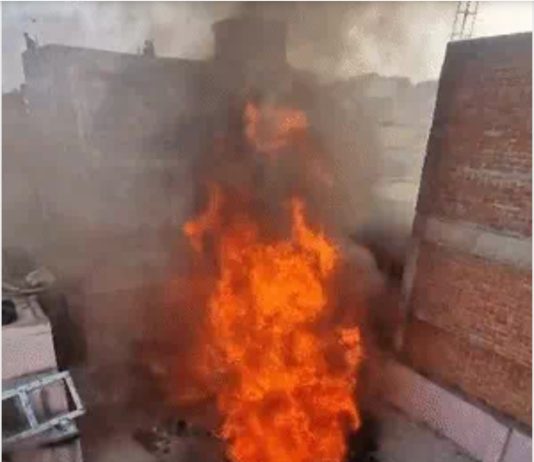 चौधरी पेंट हाउस में तीसरे दिन फिर भड़की भीषण आग, छत ध्वस्त