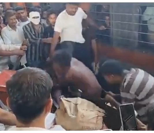 रेलवे स्टेशन पर भीड़ ने कान की बाली चोर के हाथ-पैर बांध कर पीटा