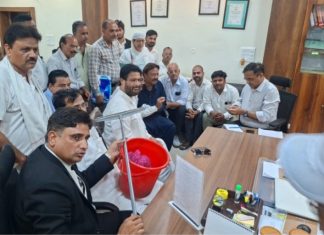 वाइपर व डस्टबिन लेकर कांग्रेसी पहुंचे नगर निगम, किया प्रदर्शन