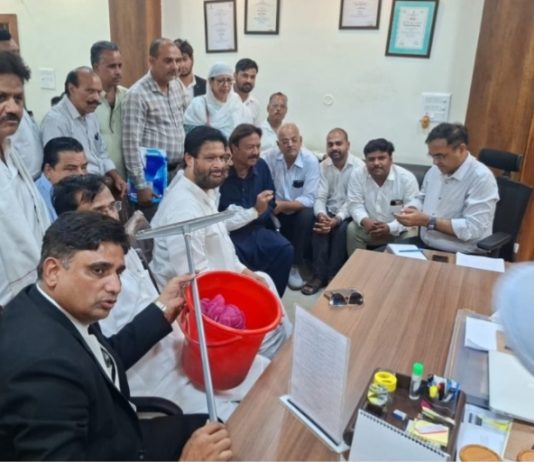 वाइपर व डस्टबिन लेकर कांग्रेसी पहुंचे नगर निगम, किया प्रदर्शन