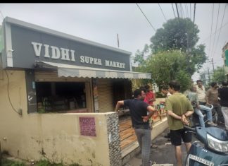 मिशन कम्पाउन्ड में चोरों ने तीन दुकानों की शटर टेड़ी कर नगदी व सामान उड़ाया