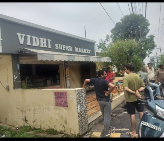 मिशन कम्पाउन्ड में चोरों ने तीन दुकानों की शटर टेड़ी कर नगदी व सामान उड़ाया
