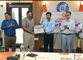 जीएम द्वारा झांसी रेल मंडल के तीन कर्मचारी संरक्षा पुरस्कार से सम्मानित