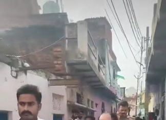 #Jhansi 6 वर्ष की मासूम से दरिंदगी, दरिंदे को भीड़ ने पकड़ कर धुना, पुलिस के हवाले किया