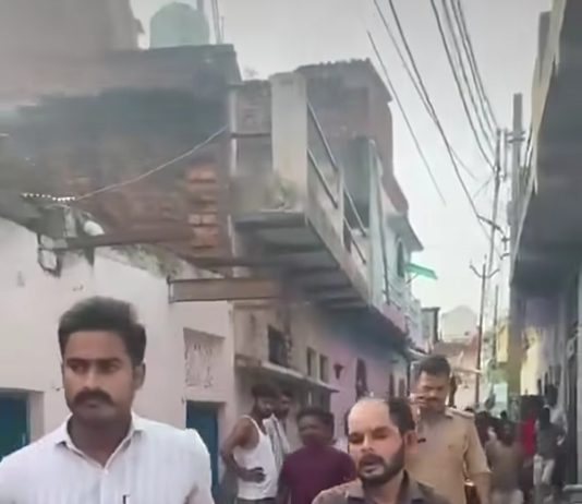 #Jhansi 6 वर्ष की मासूम से दरिंदगी, दरिंदे को भीड़ ने पकड़ कर धुना, पुलिस के हवाले किया