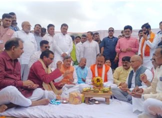 डिप्टी सीएम बोले – समाजवादी पार्टी असली मायने में नमाज़वादी पार्टी है
