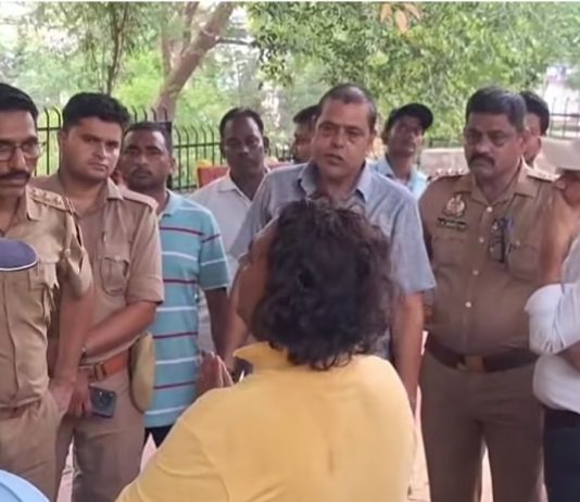 किला की तहलटी में घुटना टेक हनुमान मंदिर के निकट शव के अंतिम संस्कार पर दौड़ी पुलिस