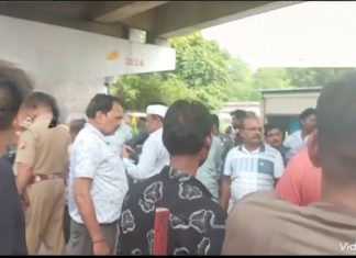 महिला व किन्नर द्वारा देशी शराब की दुकान के सामने युवक से मारपीट