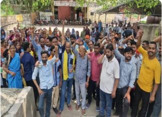 झांसी मेडिकल कॉलेज में संविदा सफाई कर्मियों ने की हड़ताल