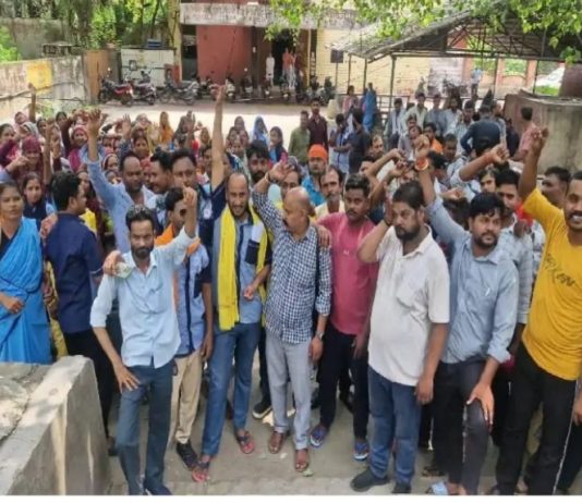 झांसी मेडिकल कॉलेज में संविदा सफाई कर्मियों ने की हड़ताल