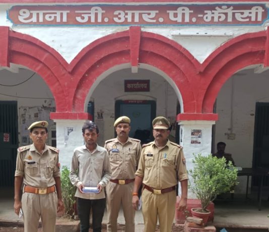 यात्री का चुराया गया मोबाइल फोन सहित गिरफ्तार