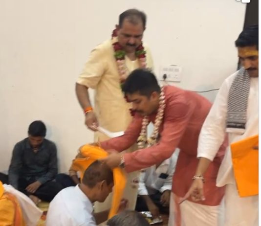श्री कुंज बिहारी जू सरकार के दरबार में सजा भव्य फूल बंगला