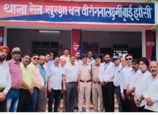 #Jhansi आरपीएफ व मित्र योजना समिति ने किया यात्रियों को जागरूक