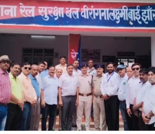 #Jhansi आरपीएफ व मित्र योजना समिति ने किया यात्रियों को जागरूक