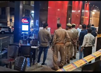 #Jhansi द मैड किचिन में खाना खाते युवक को मारी गोली, गंभीर