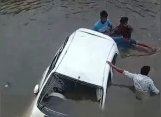 अनियंत्रित कार सातार नदी में गिरी, पुलिस और स्थानियों ने बचाईं 6 जानें
