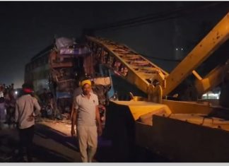 झांसी -कानपुर हाईवे पर ट्रक से टकराई स्लीपर बस, ड्राइवर व एक सवारी की मौत
