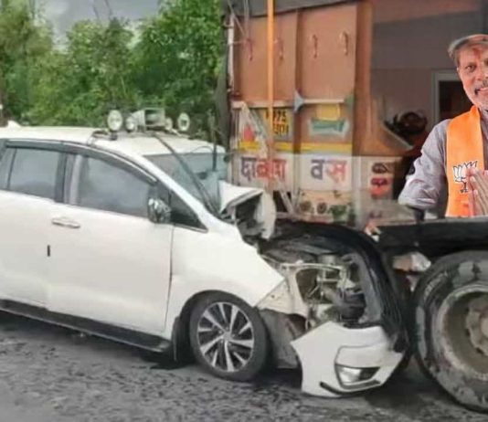 ललितपुर हाईवे पर ट्रक से टकराई छत्तीसगढ़ BJP प्रदेश अध्यक्ष की कार; गंभीर घायल