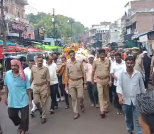 शव के साथ सफाई कर्मियों का नगर निगम मार्च