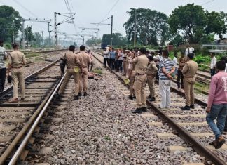 दो मासूमों के साथ गर्भवती ने ट्रेन से कटकर दी जान