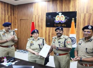 एडीजी कानपुर जोन ने पुलिस टीम को प्रशस्ति-पत्र देकर सम्मानित किया