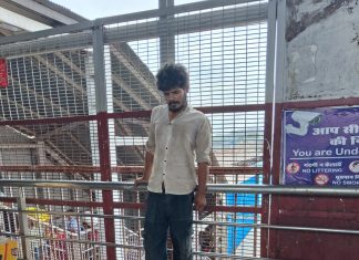 झांसी स्टेशन के फुट ओवरब्रिज पर सरे आम फांसी के फंदे पर झूला