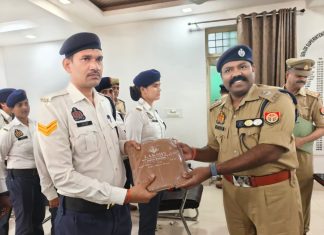 एसएसपी द्वारा यातायात पुलिस को वर्षा ऋतु के दृष्टिगत रेनकोट वितरित