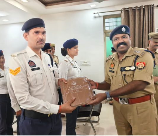 एसएसपी द्वारा यातायात पुलिस को वर्षा ऋतु के दृष्टिगत रेनकोट वितरित