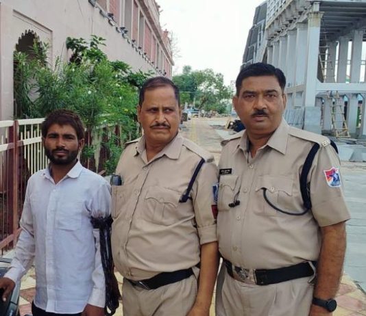CCTV फुटेज से दतिया स्टेशन पर महिला यात्री के बैग चोरी करने वाला चोर पकड़ा