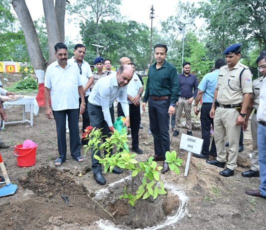 स्वतंत्रता दिवस पर आरपीएफ परिसर में योग स्थल के समीप वृहद वृक्षारोपण