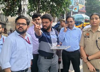 आखिरकार बरसात में सड़क पर क्यों उतरे झांसी डीएम
