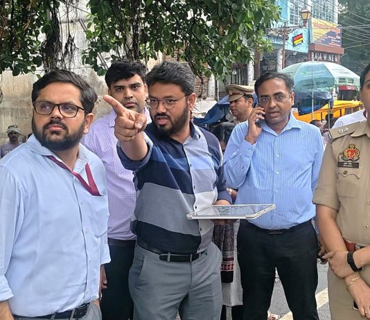 आखिरकार बरसात में सड़क पर क्यों उतरे झांसी डीएम