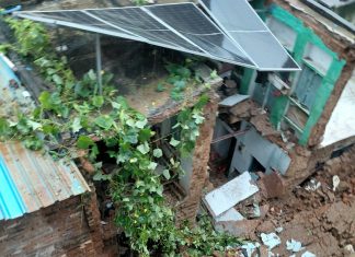 दो मंजिला मकान के दो कमरे व किचन पूरी तरह से ध्वस्त