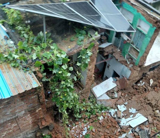 दो मंजिला मकान के दो कमरे व किचन पूरी तरह से ध्वस्त