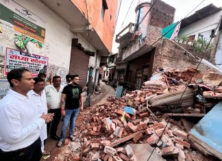 भारी बारिश के चलते घनी आबादी में एक और मकान भरभराकर गिरा
