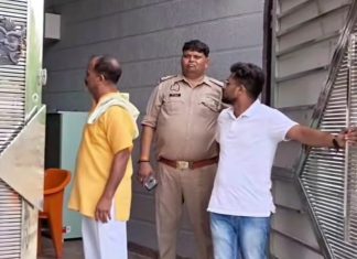 #Jhansi मुंशी कम्पाउन्ड में दिनदहाड़े चोरी, गृह स्वामी के पहुंचते ही चोर भागे