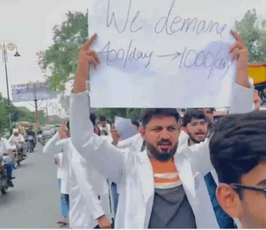 मानदेय बढ़ोतरी को लेकर मेडिकल कॉलेज के इंटर्न चिकित्सकों ने किया प्रदर्शन